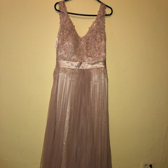 Dresses & Skirts - Wedding dress, Brand New,never used